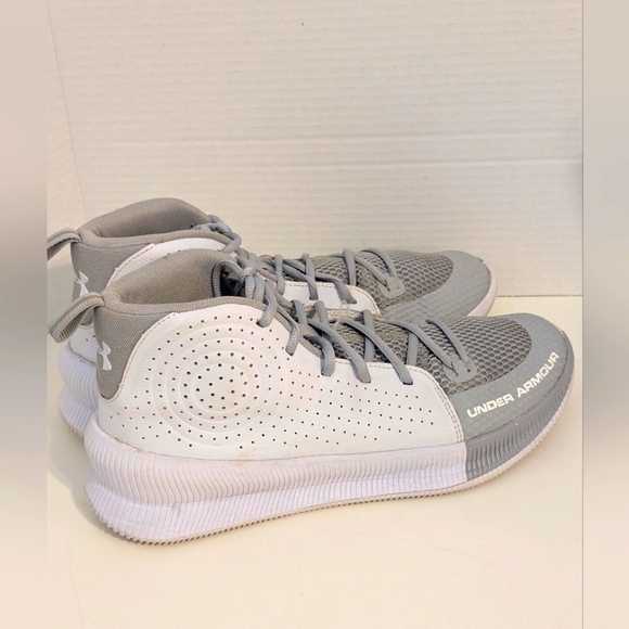 Under Armour‎ Men's 9.5 Jet Basketball Gray and White Sneakers - Picture 1 of 8